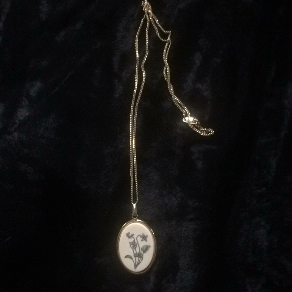Vintage gold necklace with floral pendant